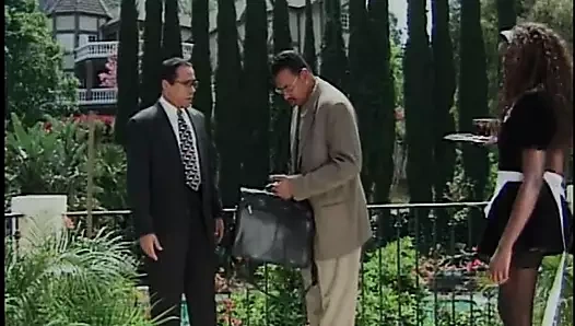 Sıcak siyah hizmetçi bacaklarını yayılır ve onu kedi yaladı alır