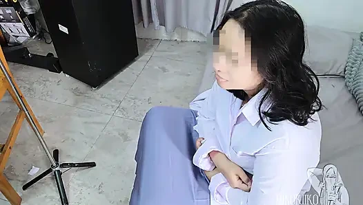 Asyalı tesettürlü kız kıyafetlerimi değiştirdiğimde üvey erkek kardeşi tarafından şaşırıyor - minokiiko