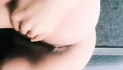 Bu kız kötü düşünceleri olduğu için kendini cezalandırıyor