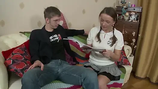 Kızıl saçlı genç kız götten sikiliyor