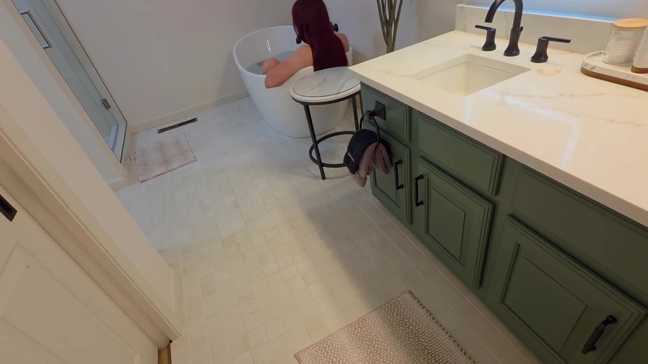 walking in on college girl masturbating in bath tub