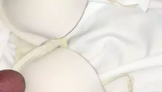 Beyaz sutyen üzerine sprey