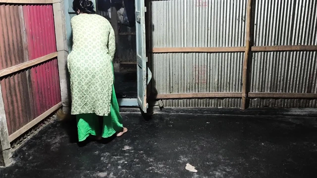 Teyzeme sarıldım ve onu götten sikmeye başladım