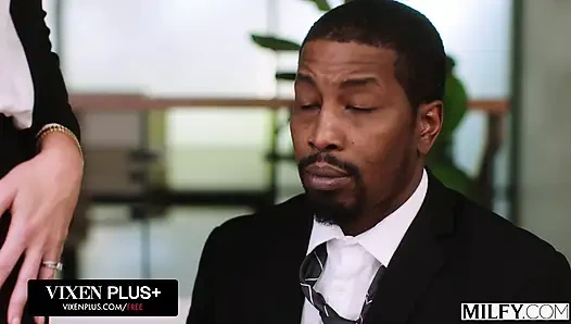 Orta yaşlı seksi kadın büyük zenci aç patron bayan Sienna Rae istekli çırağı tarafından sikiliyor