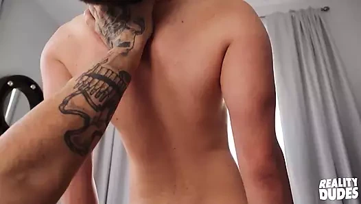 Heteroseksüel chaser Adam Awbride'i götüne dildo sokmaya ikna ediyor - reality dudes