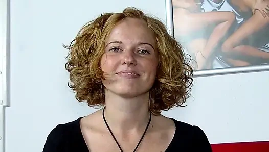 Alman sarışın sürtük tek başına eylemde büyük bir dildoyla oynuyor