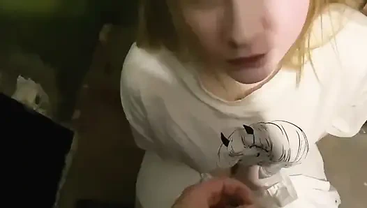 Karımı girişte siktim ve amına boşaldı!