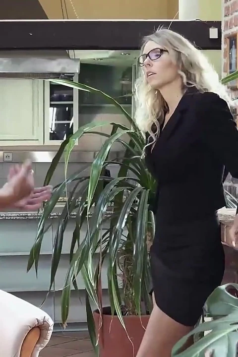 Azgın orta yaşlı seksi kadının fışkırtmasını biliyor