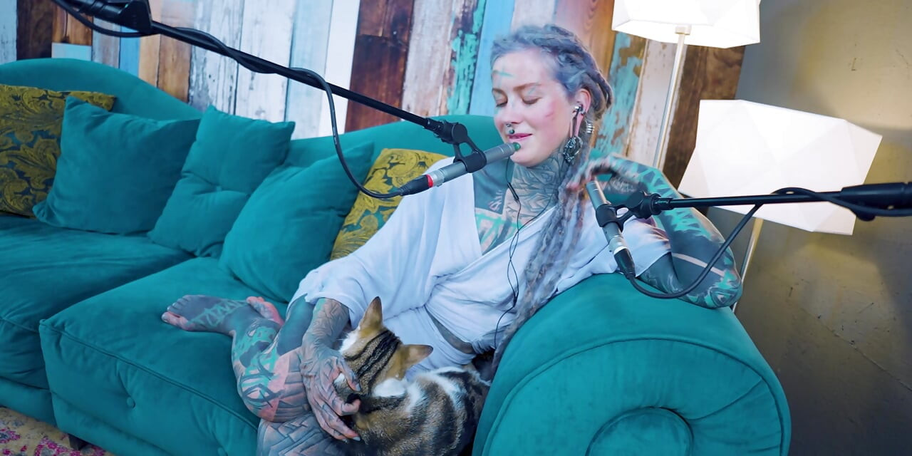 E - empati hakkında konuşuyorum - asmr podcast sfw konuşuyor gotik sıska kız dreadlocks dövmeli model dövmeli kız