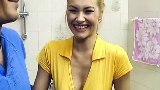 Muhteşem sarışın Alman bebek banyoda sikiliyor