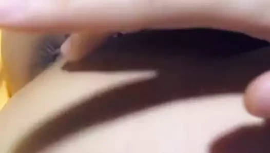 Arkadaş evinde sessizce kendime dokunmak