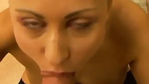 Yarak delisi güzellik dizlerinin üstüne çıkıyor ve zonklayan bir yarağı yalıyor