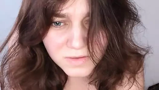 Neon tangalı minyon esmer mastürbasyon yapıyor ve yastıkla sikişiyor orgazm