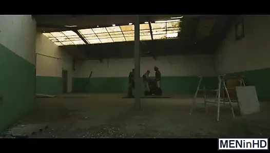 Kaslı adamlar bir alemde düzüşmenin faydalarını keşfediyor