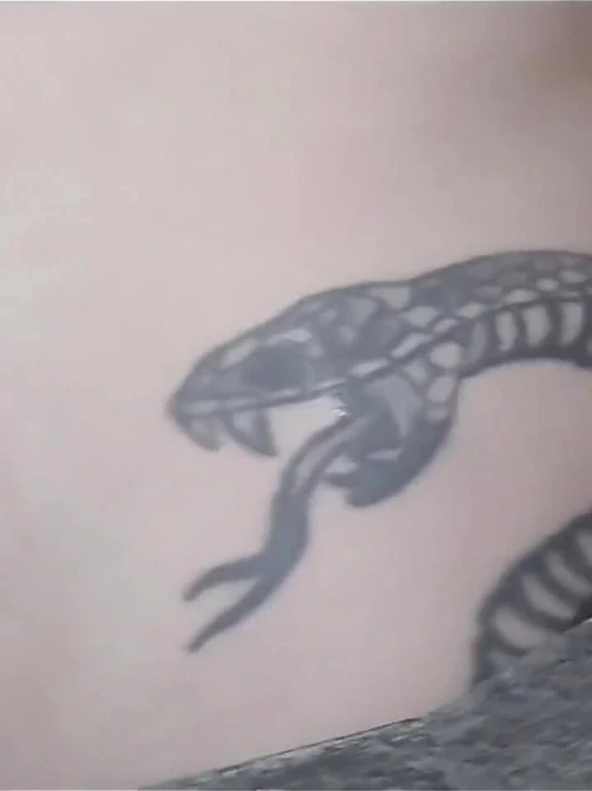 Kıllı göbeğimi okşuyor, sıkıyor ve şişiriyorum