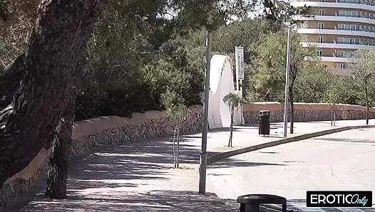 Spontane Seks Yol Kenarı Aç MILF Her Şeyini Veriyor