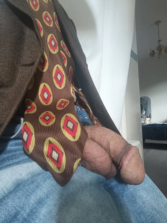 Solo ofiste büyük yarağımı sıvazlıyorum.