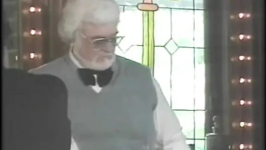 Dik memeli ateşli hatun kıllı amını yalatıyor ve yatakta sikiliyor
