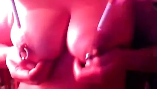 Seksi piercinglerim seksi deldi ve gergin meme uçları