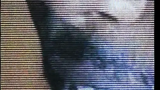 Uzun saçlı gilr siyah delikanlının direği için bacaklarını geniş açıyor