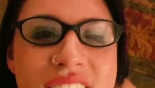 Gözlüklü latin güzel kadın sakso çekiyor