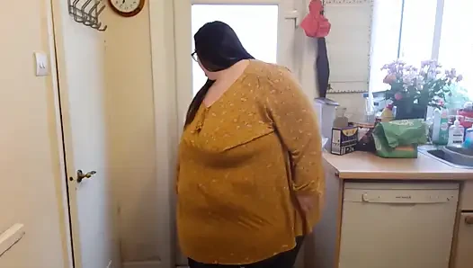Ssbbw yeni bikinili şişman göbek götünü deniyor