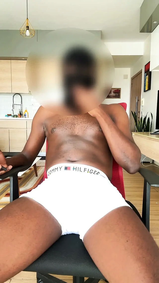 Amatör adam sert yarağını tek başına okşuyor