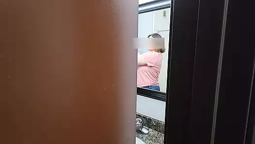 Banyoda orta yaşlı seksi kadını sikiyor