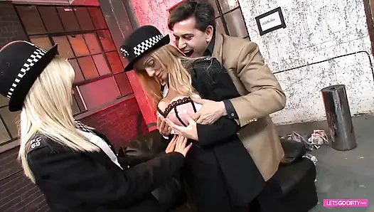 Ateşli hatun Stacey Saran ateşli sarışın arkadaşıyla sikiliyor