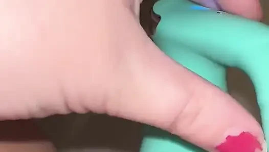 Amcığıma dildo sokuyor
