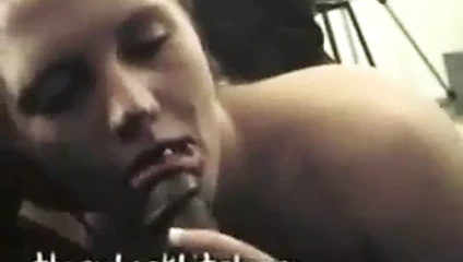 Hapisteki adam hakkında inliyor zaman o küçücük kedi üzerinde sikikleri