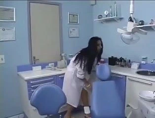 una joven soltera que trabaja dentista