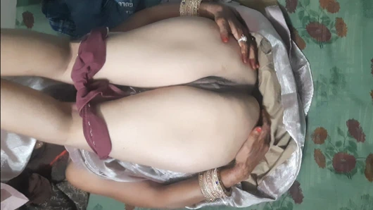 Köyün güzel desi baldızı seks için can atıyor, kayınbiraderi büyük bir yük için can atıyor