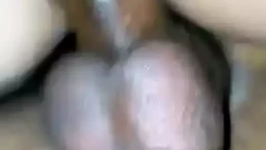Esposa gozando gostoso no rolao do marido