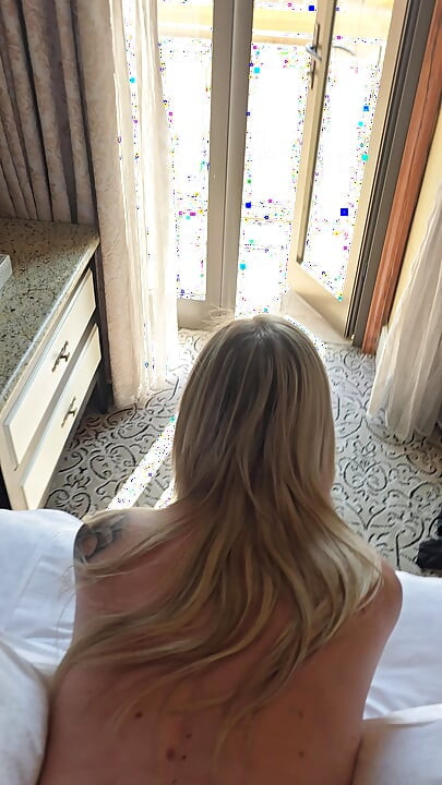 Gerçek amatör orta yaşlı seksi kadın otel kapısı açıkken sikiliyor ve dölleniyor