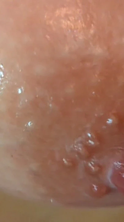 Зачаровывающий момент из "Наблюдаю, как моя милфа-жена показывает свое загорелое тело и большие натуральные сиськи, принимая душ и"