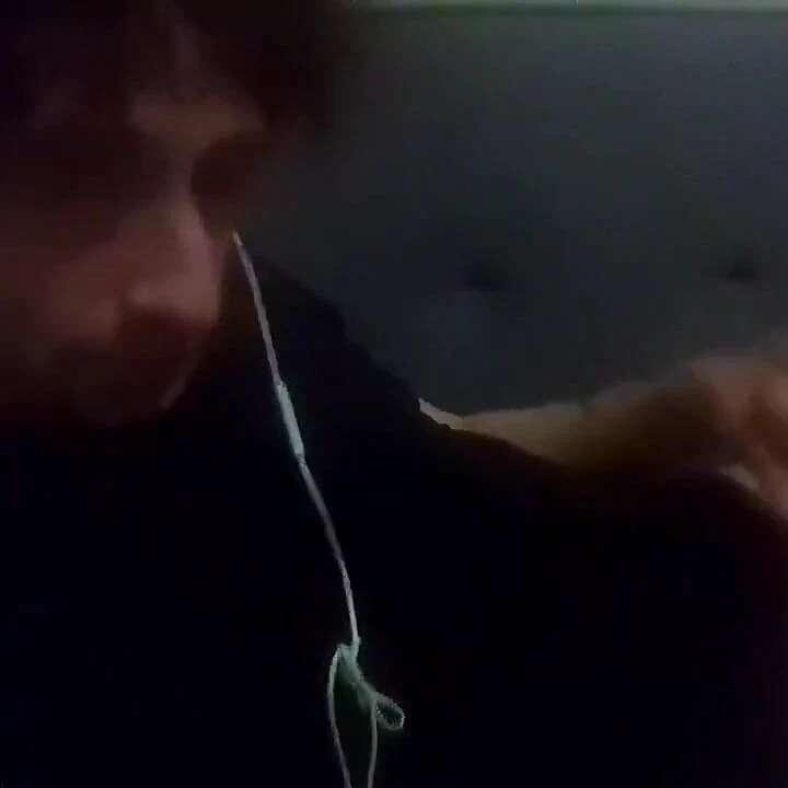 Diz çök, şimdi! Sürtük ağzınla beni em ve tap!! Olması gerektiği gibi!