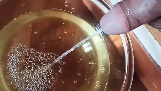 Bir kasede çiş derleme