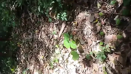 Karısı kocası işteyken bahçeyi temizlemeye gelen biri tarafından sikiliyor