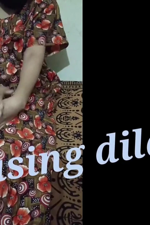 Meena onu sikecek kimse yokken kendini tatmin etmek için dildo kullanıyor