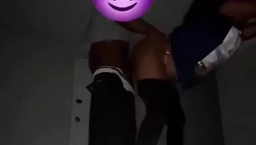 Terk edilmiş bir evde onu domaltarak sikiyor. Onu iyi siktim ve onu sikmekten bıkınca dölünü emdirdim.