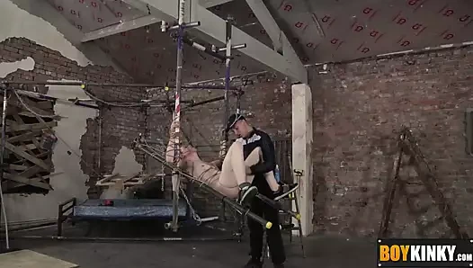 bağlı yukarı köle leo alır onun göt delinmiş tarafından azgın deacon