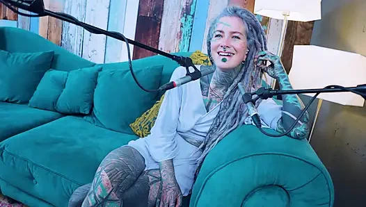 J - Jelousy hakkında konuşuyorum - asmr podcast sfw konuşuyor gotik sıska kız dreadlocks dövmeli model dövmeli kız