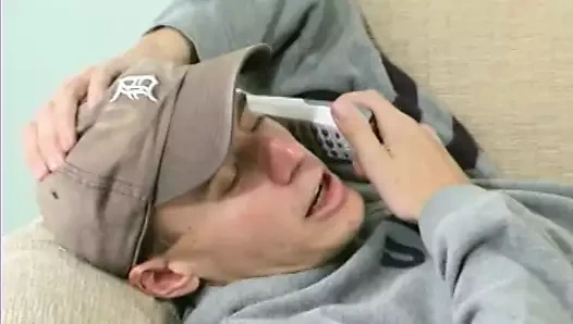 Adam izci modelmiş gibi davranıyor ve kanepede sarışın bebeği sikiyor