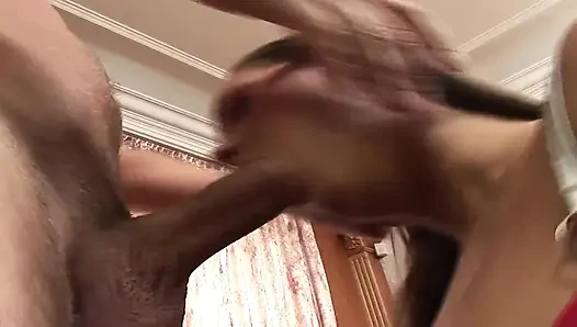 Dövmeli gençler ve zenci iri güzel kadınlar ateşli ırklararası sekste tüm sıkı deliklerini siktiriyor ve dölleniyor
