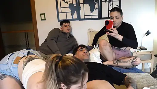 Lucrecia aşağılanmış erkek arkadaşının önünde kız arkadaşımla beni emiyor