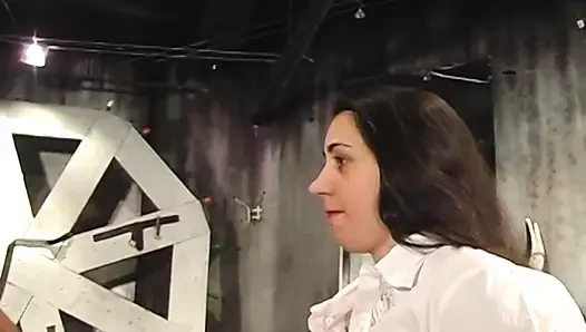 Juggy sarışın femdom kadın ebeveyn şişko adam mandalları sopalarla