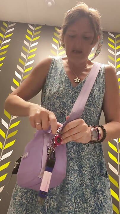 Umumi tuvaletlerde çıplak işeme ve arsız küçük göt deliği teşhiri