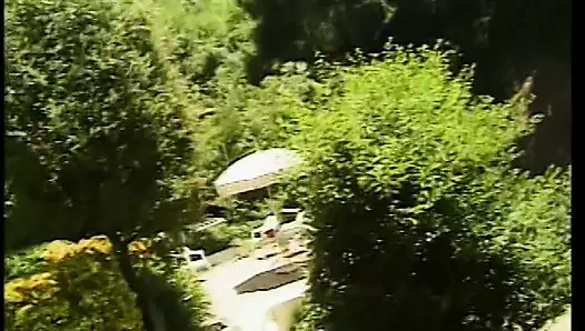 Hippi lezbiyenler ile harika göğüsler salata atmak ve yemek kedi içinde the harika açık havada