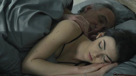 Dede sikikleri genç ve itiyor onun horoz içeride ona sert ve derin